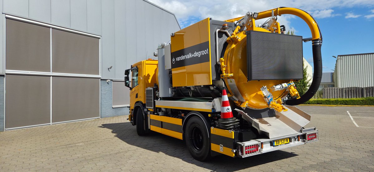 valkdegroot's tweet image. Vorige week is bij onze vestiging Waalwijk de tweede Scania P420 Kolkenzuiger afgeleverd uit een serie van vier. 

Op de foto de overdracht door Ian van Maastricht (links) vanuit Grootvalk BV aan onze bedrijfsleider Zuid, Ronald van Poppel (rechts).
#riool