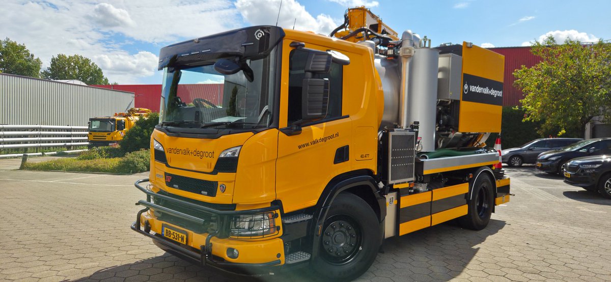valkdegroot's tweet image. Vorige week is bij onze vestiging Waalwijk de tweede Scania P420 Kolkenzuiger afgeleverd uit een serie van vier. 

Op de foto de overdracht door Ian van Maastricht (links) vanuit Grootvalk BV aan onze bedrijfsleider Zuid, Ronald van Poppel (rechts).
#riool