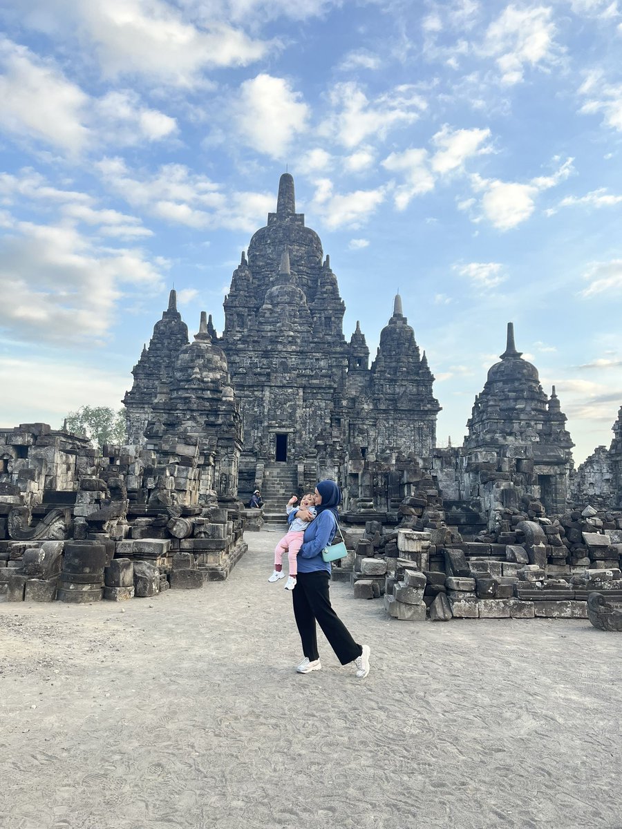 mee_lody's tweet photo. Krn thn lalu sempetnya cuma ke borobudur Alhamdulillah Finally bisa balik lg kejogja buat ajak Taalea ke prambanan &amp; jd 1st trip kami 😂 tanpa Paksu tersyg https://t.co/7ZRPbm95mg