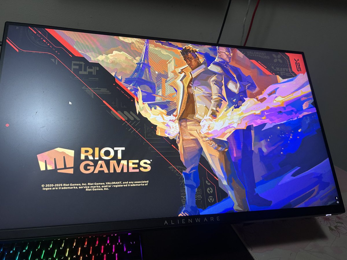 alguien me ayuda? mi valorant se queda asi y no abre, he probado de todo, re instalarlo, re instalar vanguard, y no funciona nada, he visto muchos videos y nada funciona, help 🥲
