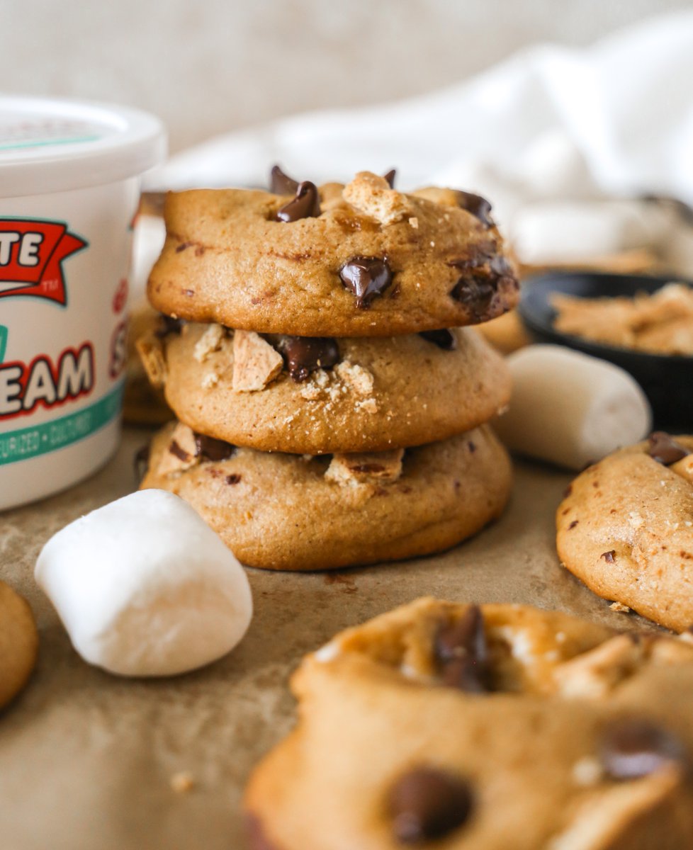 Another Fall recipe to love — Pumpkin S'mores Cookies! 🍪 Think pillowy pumpkin cookie dough, a melty marshmallow center, chocolate chips, and graham cracker crunch, all in one golden bite! 🤤 

Full recipe: bit.ly/3Qs33jV