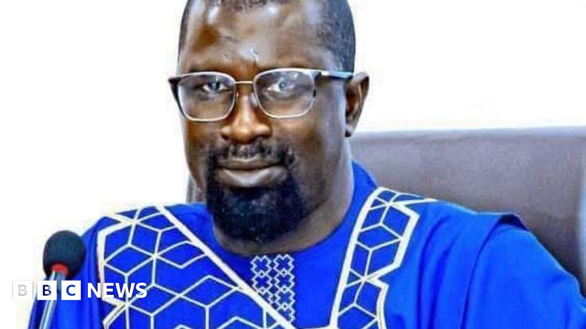 Police have physically removed The Gambia's auditor general, Momodou Ceesay, from his office after he refused to give up the post in a government reshuffle.
bbc.in/46sDR4L
