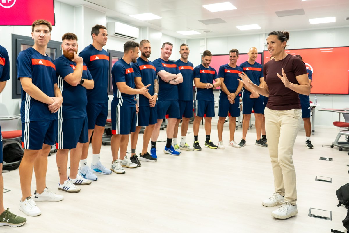 👨🏻‍🎓🧤⚽️ IMÁGENES | Jornada 1️⃣ del '𝗖𝘂𝗿𝘀𝗼 𝗗𝗶𝗽𝗹𝗼𝗺𝗮 - 𝗟𝗶𝗰𝗲𝗻𝗰𝗶𝗮 𝗨𝗘𝗙𝗔 𝗚𝗞 𝗔’ de la <a href="/rfef/">RFEF</a>

🙋🏻 Mar Rovira (<a href="/RCDEspanyol/">RCD Espanyol de Barcelona</a>)

✅ El entrenador de porteros en el staff profesional

#FormaciónRFEF | #UEFAGKA