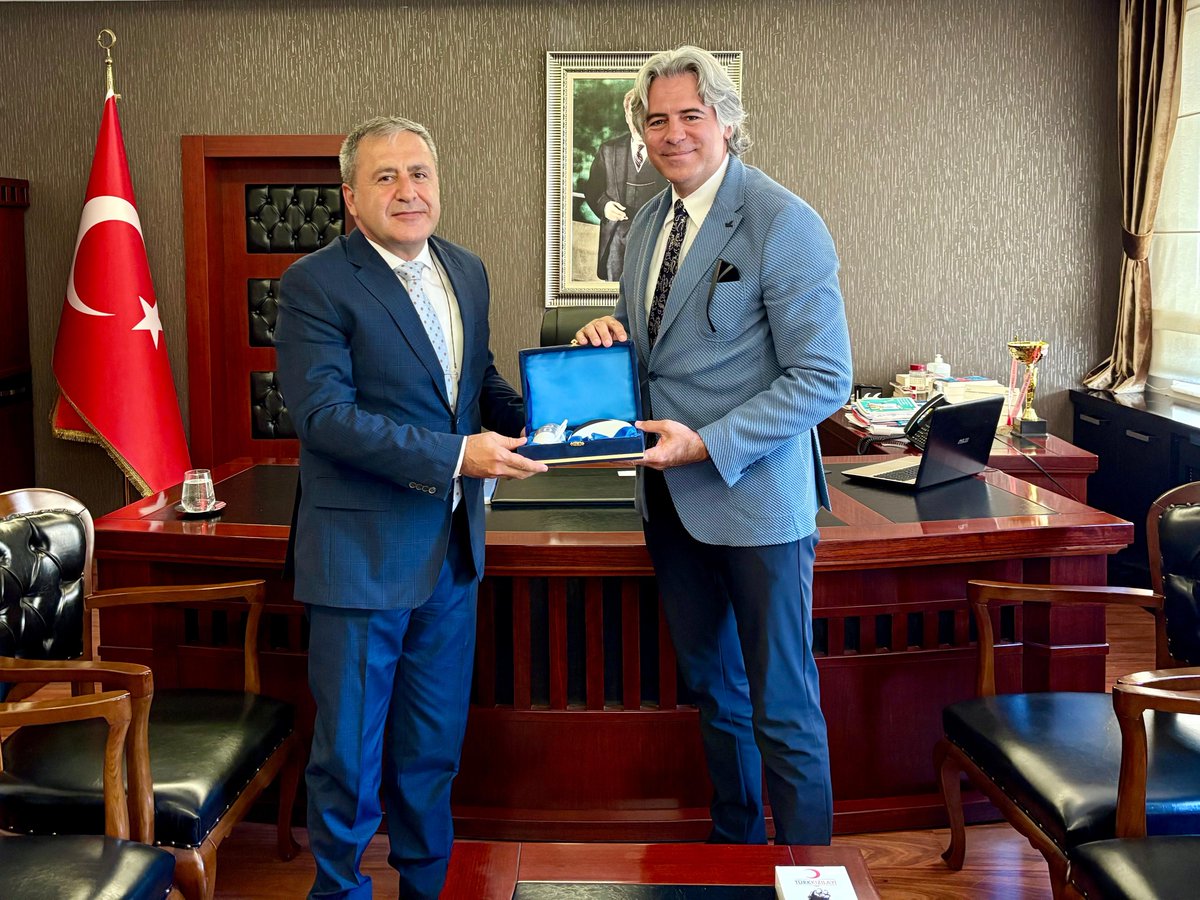 Türk Kızılay İzmir İl Başkanı Kerem Baykalmış, Karşıyaka Kaymakamı Özkan Demir’i makamında ziyaret etti.
Gerçekleşen ziyarette, İzmir’de yürüttüğümüz insani yardım faaliyetleri, sosyal sorumluluk projeleri ve geleceğe dönük iş birlikleri üzerine değerlendirmeler yapıldı.