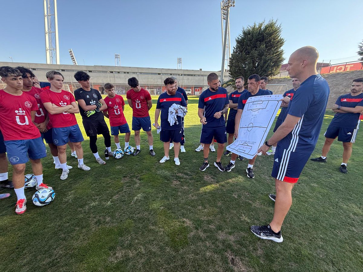 👨🏻‍🎓🧤⚽️ IMÁGENES | Jornada 1️⃣ del '𝗖𝘂𝗿𝘀𝗼 𝗗𝗶𝗽𝗹𝗼𝗺𝗮 - 𝗟𝗶𝗰𝗲𝗻𝗰𝗶𝗮 𝗨𝗘𝗙𝗔 𝗚𝗞 𝗔’ de la <a href="/rfef/">RFEF</a>

✅ Práctica en aula: análisis de escenarios

✅ Dirección de sesión de entrenamiento

#FormaciónRFEF | #UEFAGKA