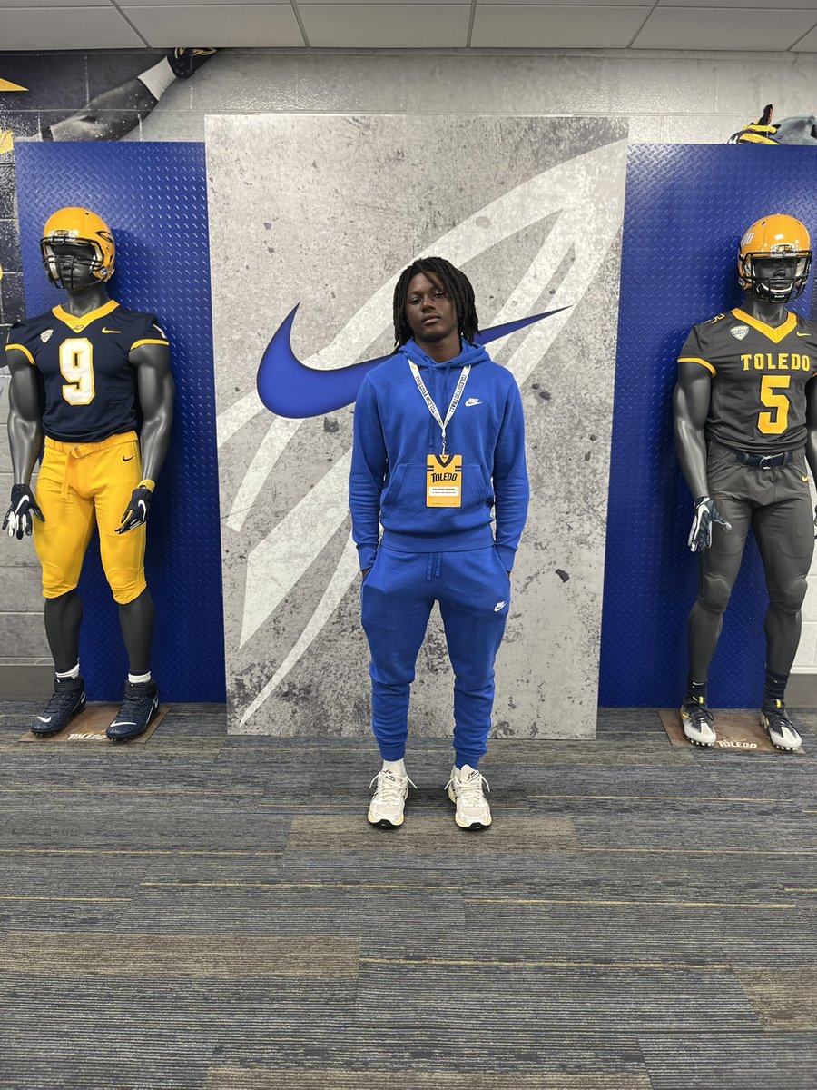 Thank you <a href="/CoachBGasser/">Bryan Gasser</a> <a href="/aj_harrisonjr/">AJ Harrison</a> <a href="/CoachFlemWR/">RJ Fleming</a> <a href="/_THarris1/">Travell Harris</a> for the game day invite I really enjoyed the game and the atmosphere was eletric! Looking forward to being back again soon!!! 

<a href="/MykellCrayton4/">Mykell Crayton</a> <a href="/SFSAthletics/">St. Francis de Sales Athletics</a> <a href="/Coach_JLindke/">Josh Lindke ⚔️</a> <a href="/ToledoFB/">Toledo Football</a>