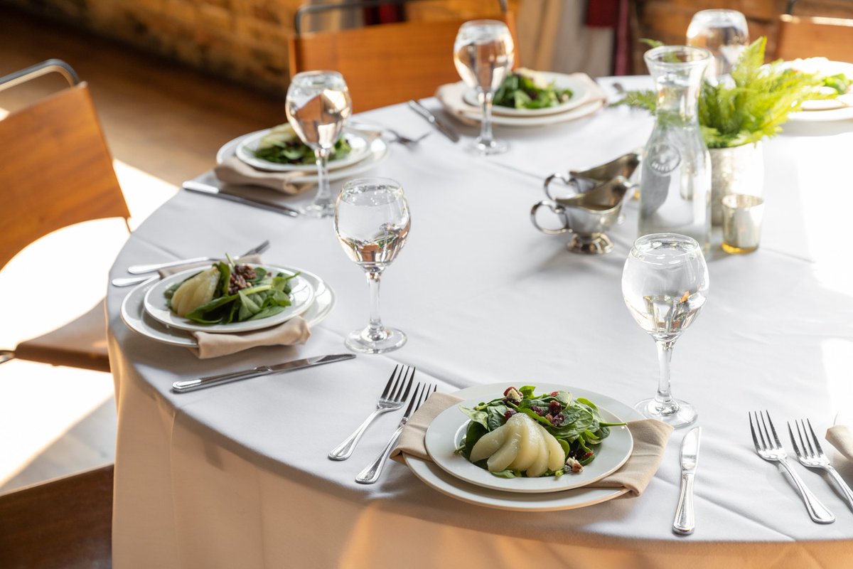 𝑻𝒉𝒆 𝑷𝒆𝒂𝒓-𝒇𝒆𝒄𝒕 𝑩𝒂𝒍𝒂𝒏𝒄𝒆 🥗🌿

Crisp mixed greens meet juicy, delicately poached pears, toasted nuts, and a sprinkle of creamy cheese—balancing textures and flavors for a salad that’s anything but ordinary. A perfect harmony for your next gathering. 🍐