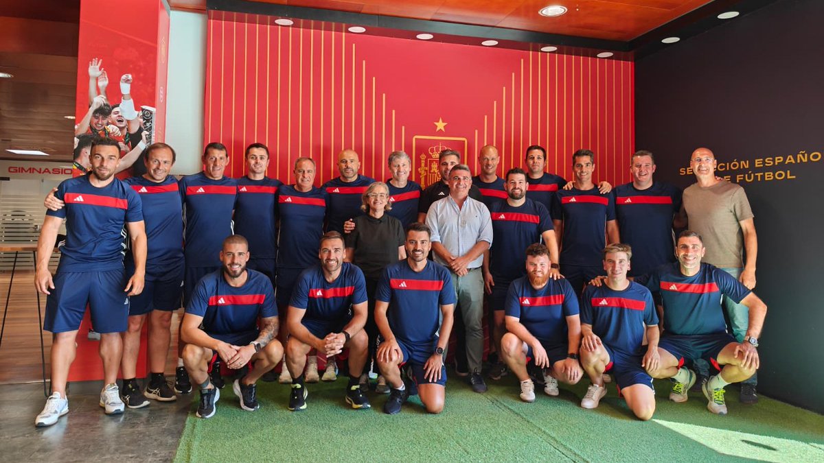 👨🏻‍🎓🧤⚽️ EVENTO | Así hemos vivido la jornada 1️⃣ del '𝗖𝘂𝗿𝘀𝗼 𝗗𝗶𝗽𝗹𝗼𝗺𝗮 - 𝗟𝗶𝗰𝗲𝗻𝗰𝗶𝗮 𝗨𝗘𝗙𝗔 𝗚𝗞 𝗔’ de la <a href="/rfef/">RFEF</a>

«Queremos acercaros al alto rendimiento»

🔗 bit.ly/UEFA-GK-A-25

#FormaciónRFEF | #UEFAGKA