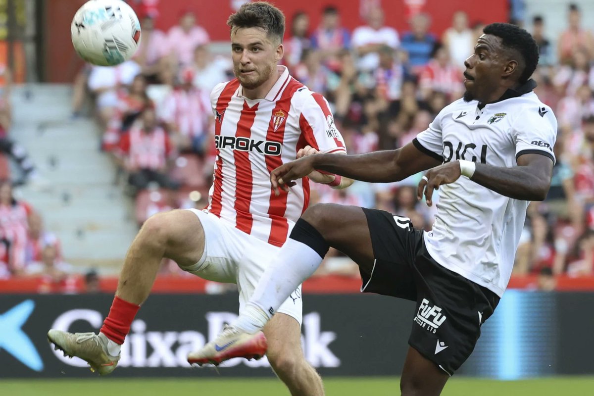 Vital en el <a href="/Burgos/">Pedro Burgos</a> que la pantera de Martinica esté pillando ritmo y piernas. Ya sabemos que puede aportar con ritmo de competición…

Y la importancia de Appin más atrás, de cara con campo de frente, recuperando y rompiendo líneas sin tanto marcaje y sin recibir de espaldas.