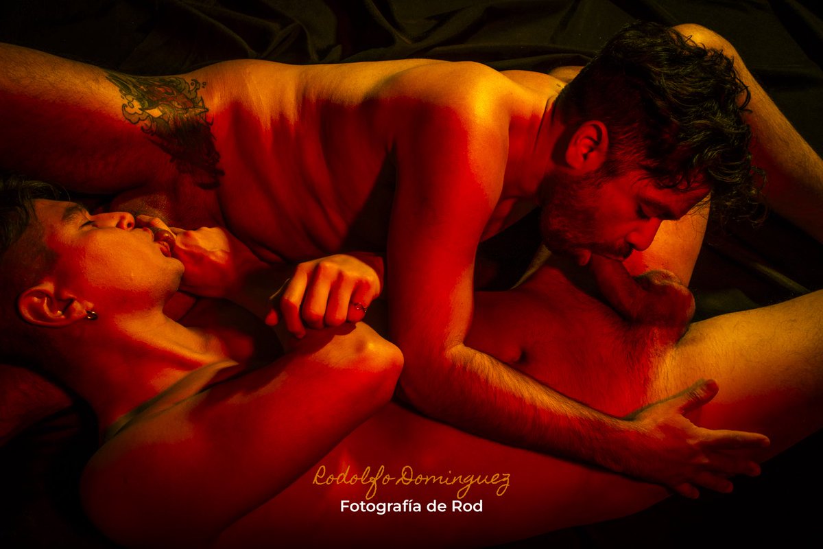 Tardes de verano.
.
Mod.: @gaxdanix / <a href="/emmartinez58/">emmartinez58</a> 

#FotografiaDeRod #GayArt #FotografosLatinos #CirculoArteEroticoLatinoamericano #EroticLife #FineArtPhotography #CuerpoHumanoEnElArte #RetratosArtísticos #BuenosAiresArte #PhotographyCommunity