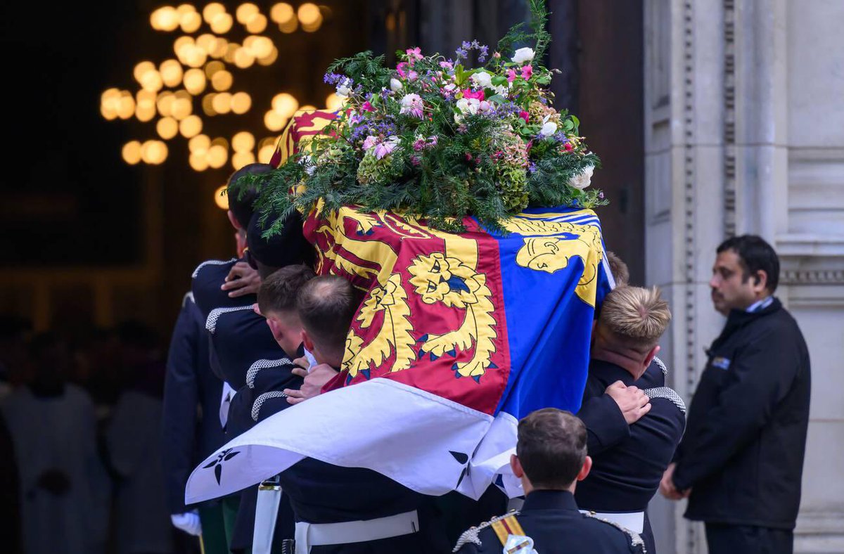 sarahdiaryz's tweet photo. Watched by members of the Kent Family, the coffin of The Duchess of Kent arrives at Westminster Cathedral, ahead of her Requiem Mass.
📸 Paul Grover https://t.co/rx7mITz32E