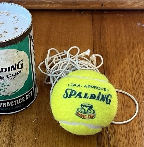 Cuando mi mamá me llevaba al doctor, me tenía que llevar prácticamente esposado de manos y pies...y con una Spalding en la boca...que buenos tiempos los años 70's...😔