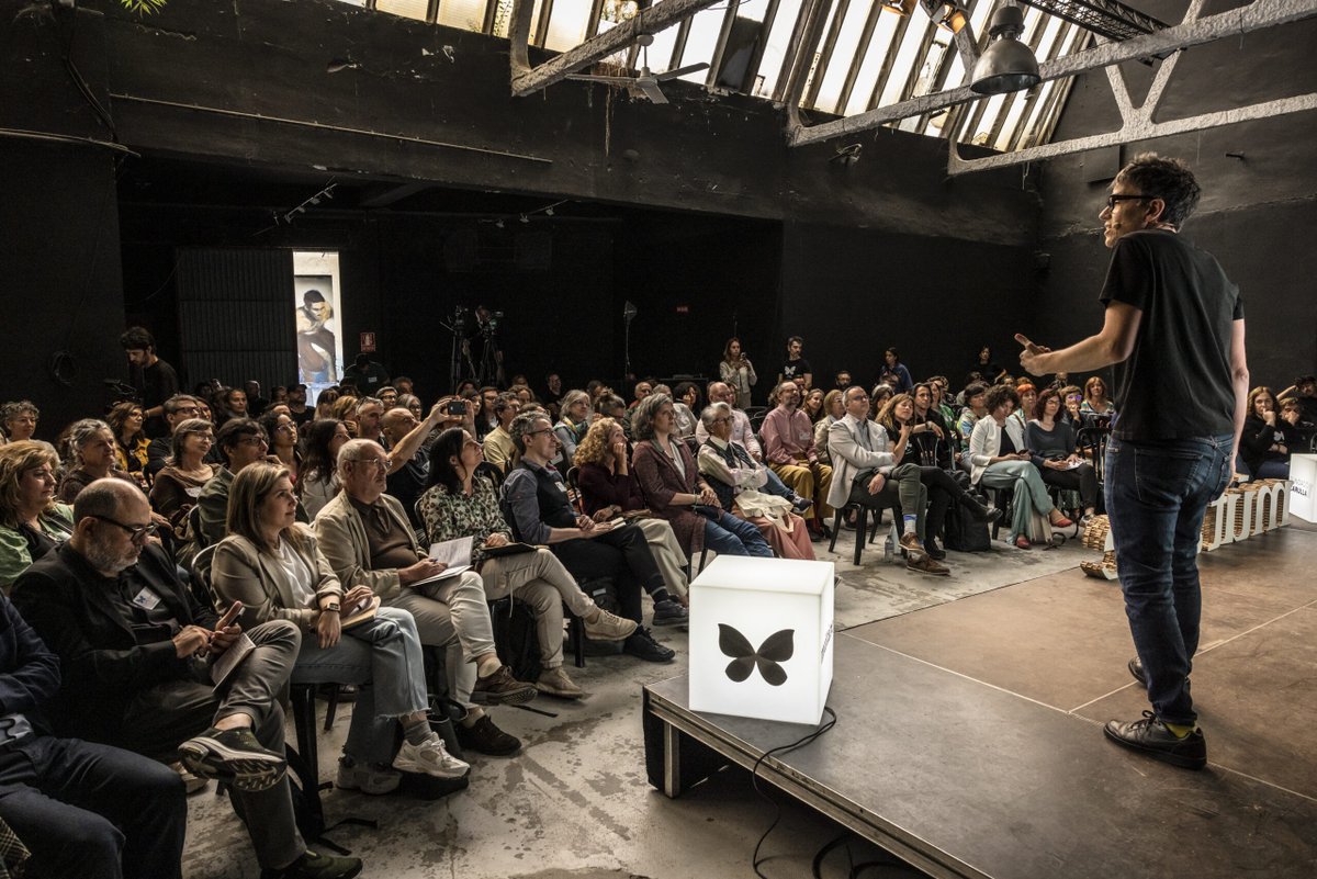 📣Nou quadern #Mutare! Com podem aprofitar la IA en favor de l'accés i la participació cultural?

🤖A la plenària #Mutare2025, ens vam trobar més de 150 persones per explorar l’impacte de la intel·ligència artificial en els sectors cultural i artístic. 

✍️Ara hem recollit les