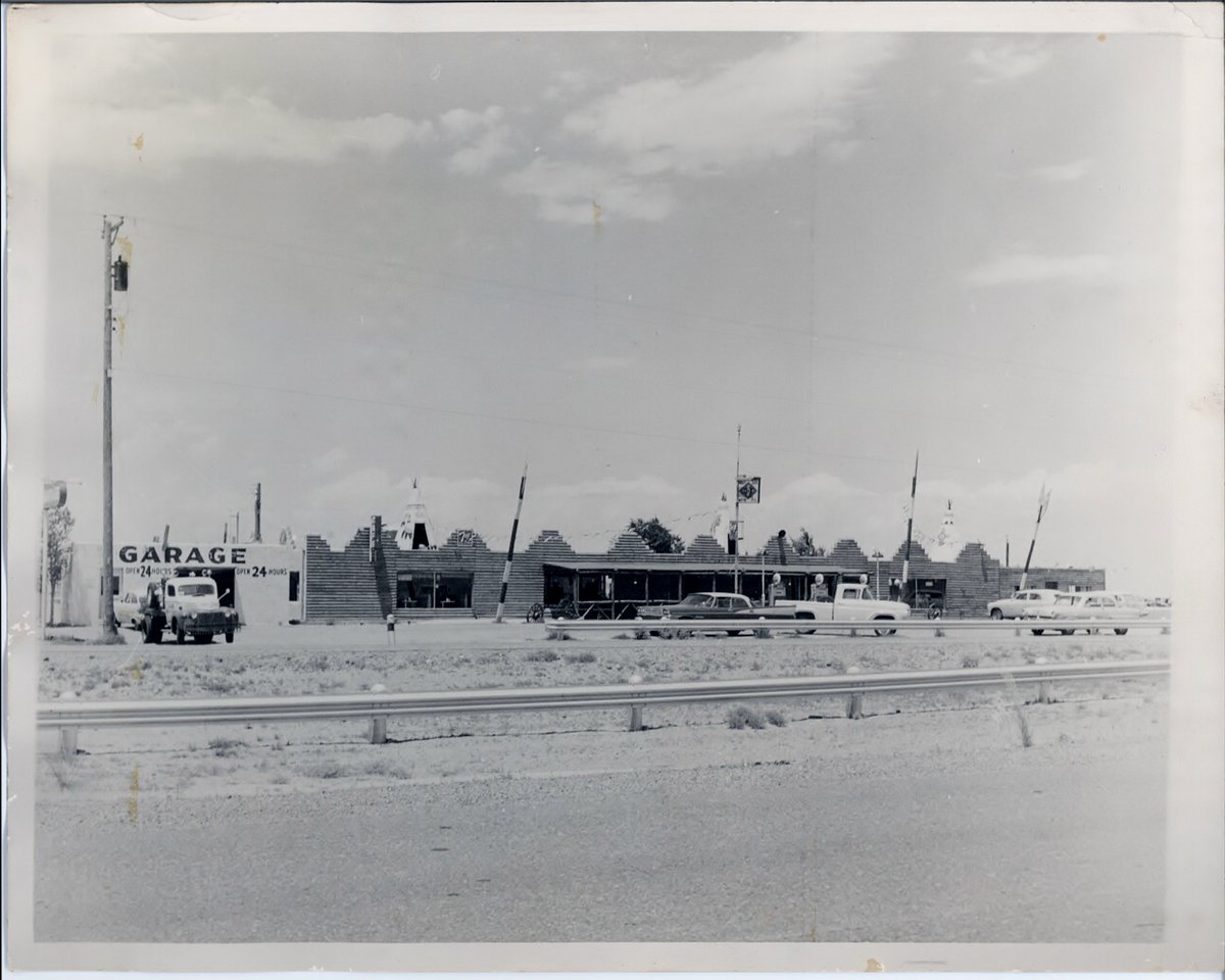 enchantedtrails's tweet photo. Enchanted Trails was originally known as the Hill Top Trading Post. This photo is from 1950ish. Notice the log cabin facade. They frequently changed the look of the property to entice travelers to stop in. https://t.co/Nm7p57lfDJ