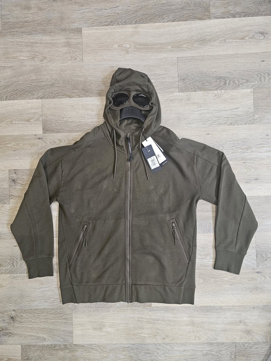 kgstrainers's tweet photo. C.P Company Goggle Full Zip hoodie 
Size XXL. Measures 25 inch pit to pit.
£140 delivered.
Brand new with tags https://t.co/6Sg7ihglmI