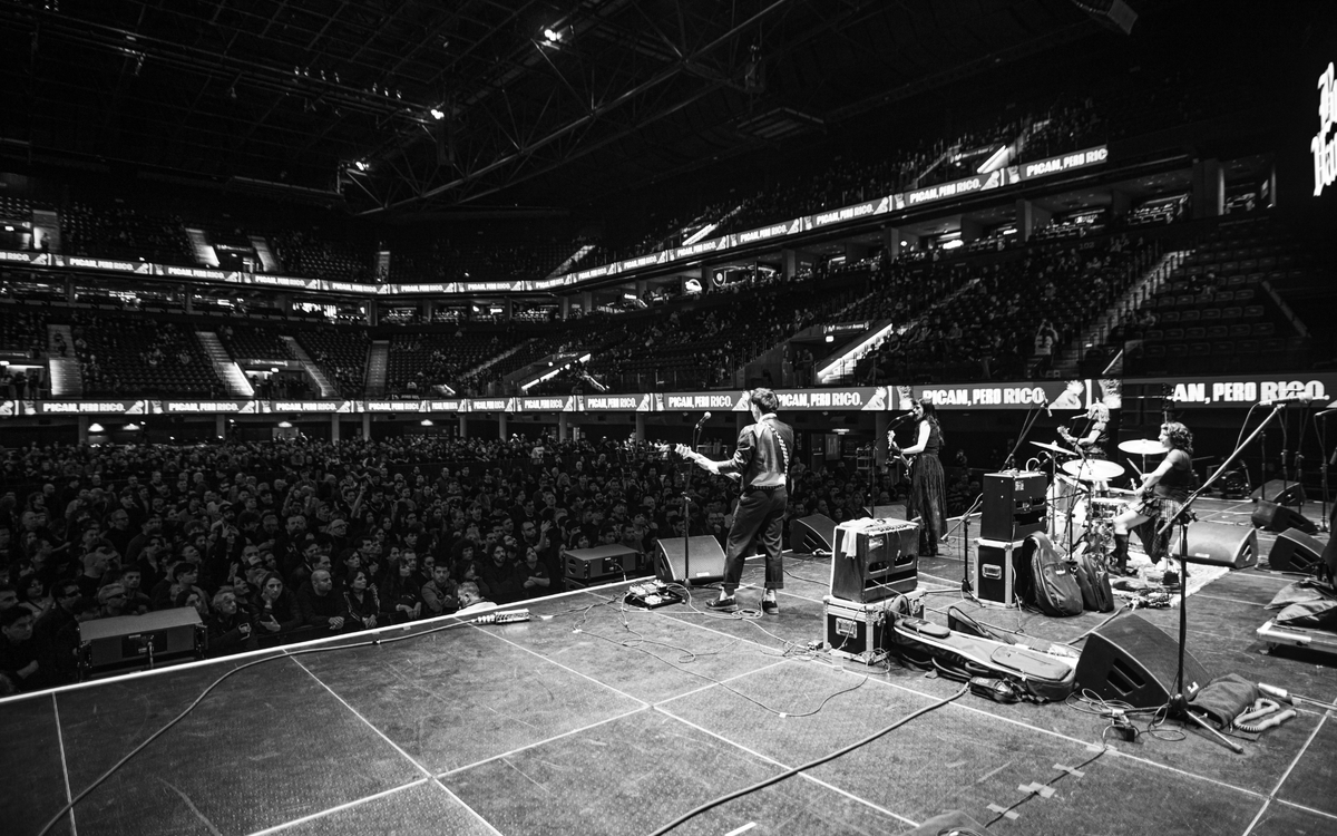 🦇🦇 Practicando para las arenas del futuro. <a href="/BuenosVampiros/">buenos vampiros</a> en Movistar Arena calentando el escenario para Iggy Pop

📸: shootingtobi