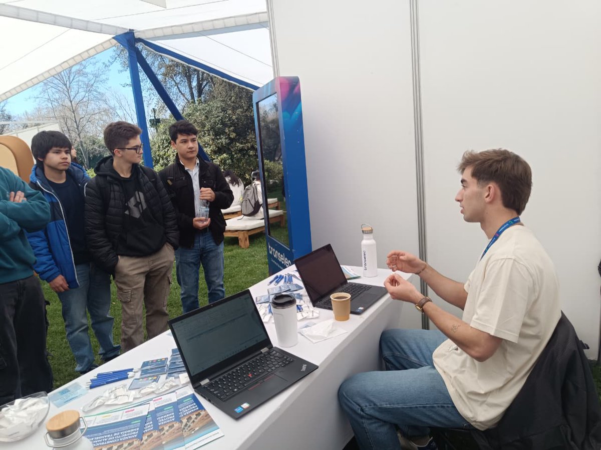 Transelec's tweet image. 🎓Estuvimos en la Feria Laboral Interdisciplinar CS-FEUC, compartiendo las oportunidades que #Transelec tiene para ofrecer.

⚡🇨🇱¡Gracias a los estudiantes que se acercaron al stand para conocer cómo formar parte del futuro energético de Chile!