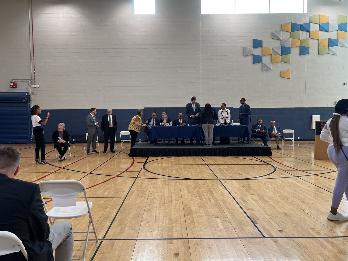 LoganWAVE3's tweet photo. HAPPENING NOW: Community members can meet the two finalist teams for the Louisville's Independent Monitor  at 6 p.m. at the Republic Bank YMCA on West Broadway.

More on @wave3news: https://t.co/WQIyEjupMX https://t.co/rk7GQMCr9v