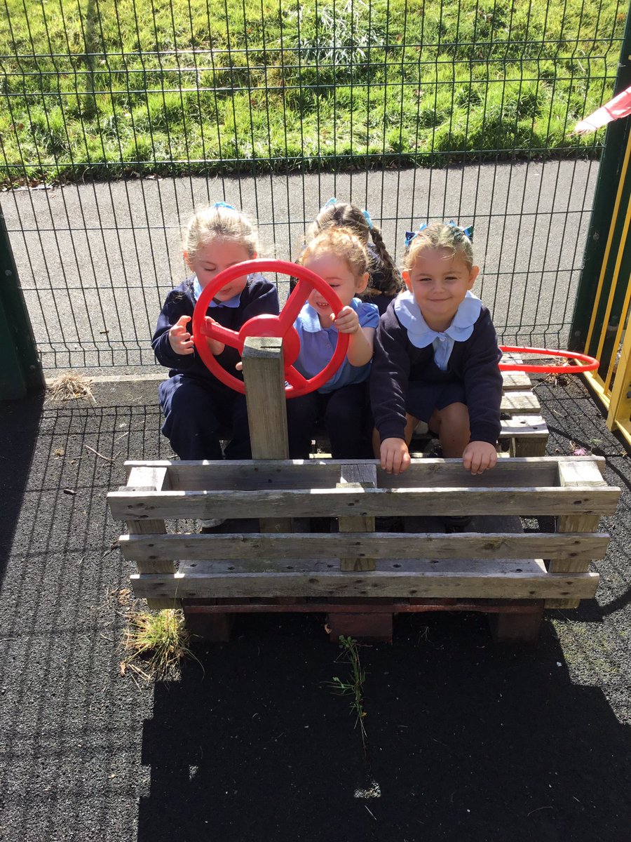 ListerinfN's tweet photo. The transition into nursery has been very successful. The children are having lots of fun making friends and exploring their Nursery. https://t.co/oujlbjX7Im