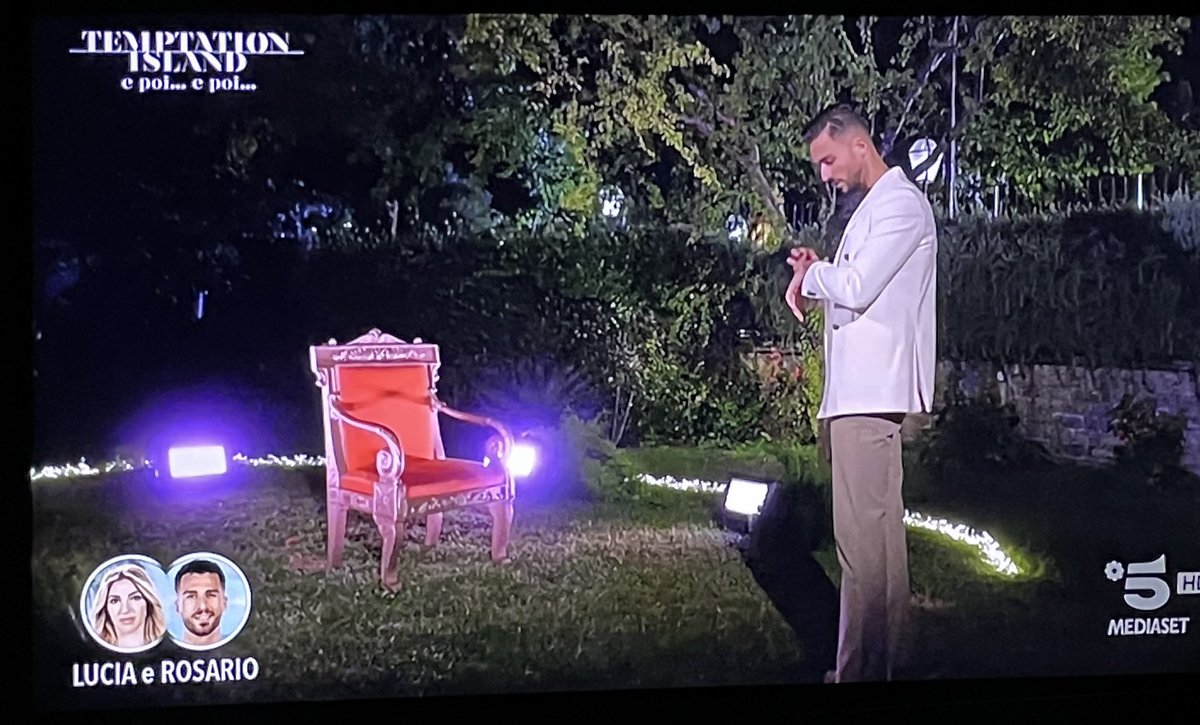 TCDSTV's tweet image. Ma Rosario che fa finta di essere indeciso? FIONDATI SU QUEL TRONO. ORA. #temptatationisland
