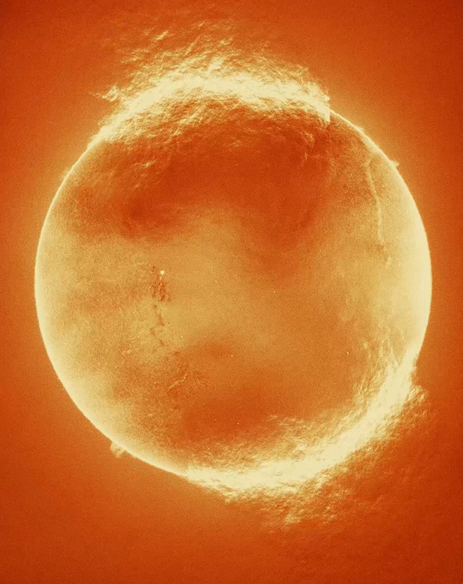 AJamesMcCarthy's tweet image. This is a real photo of our sun. It looks like this because of where and when I took the photo… which was seconds after I captured a unique moment in a way I’ve never seen done before

If you’re on my email list I’ll share the shot with you on Wednesday. Sign up link below 👇🤓