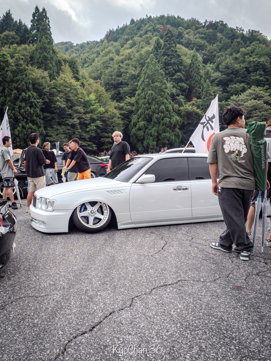 KyoChan___36's tweet photo. りょうセドさんのエアロでスタティックは圧倒的にカッコよすぎでした。しかも写真撮った時に反応してくれたのですがオーナーもイケメンでした。プレジは内装ついてるしこの被りも圧巻です🙄
#低床モラトリアム #走改 https://t.co/d5ieAMaopA