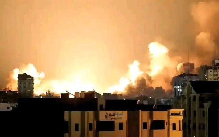 قوات الاحتلال تقصف مدينة غزة بالطائرات والمدفعية بالتزامن مع إطلاق نار من الطائرات المروحية والمُسيرة وتنفيذ عمليات نسف بمجنزرات مفخخة بأطنان من المتفجرات..