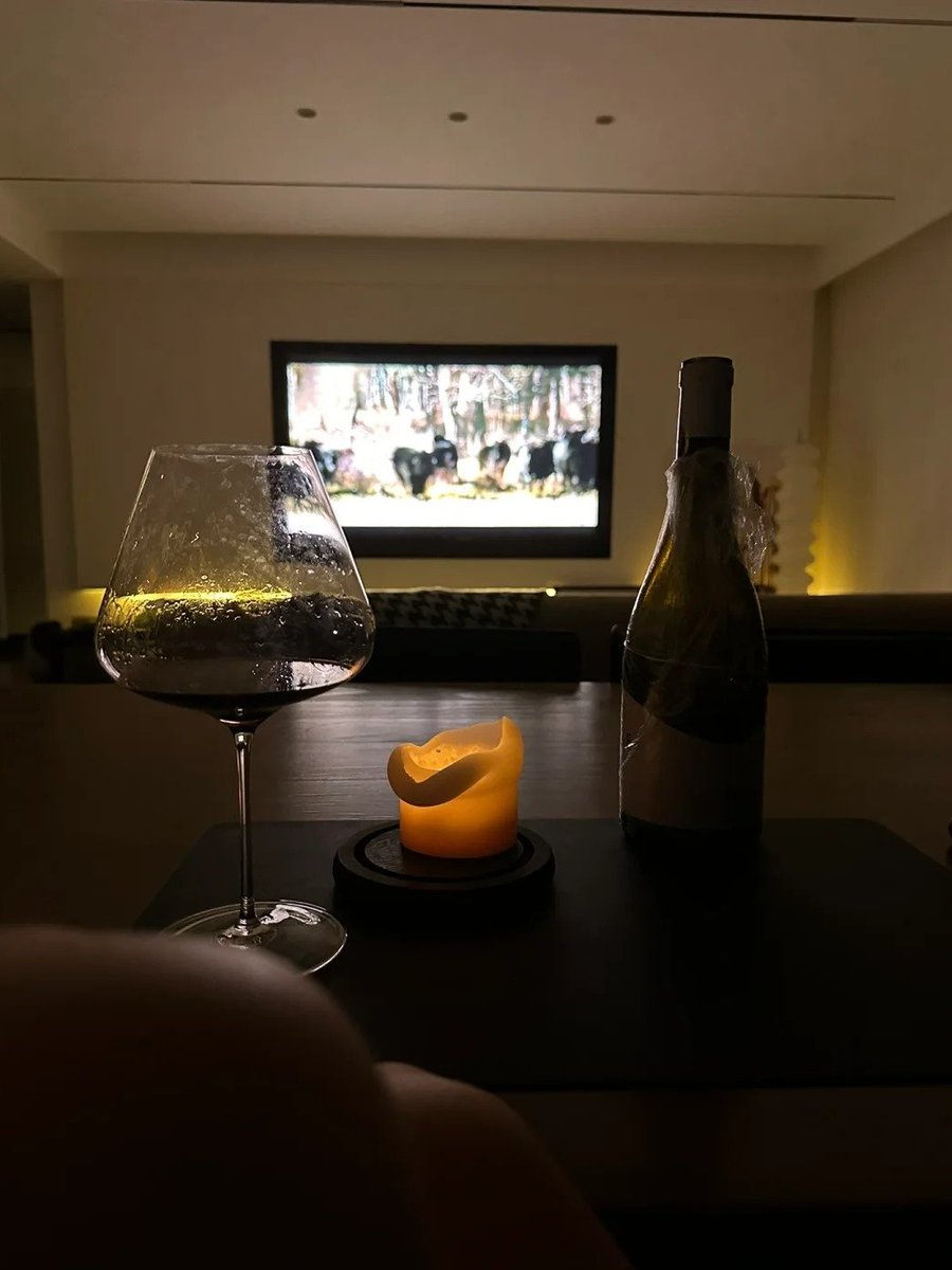 Bexe2142's tweet image. Dark night, soft music 🎶, red wine in hand 🍷 moments like these make life slow down and feel magical