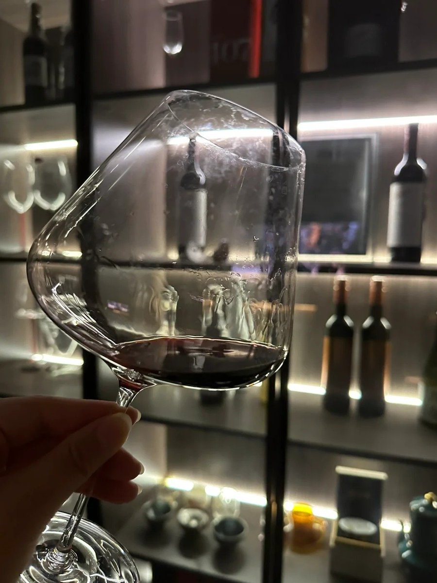 Bexe2142's tweet image. Dark night, soft music 🎶, red wine in hand 🍷 moments like these make life slow down and feel magical