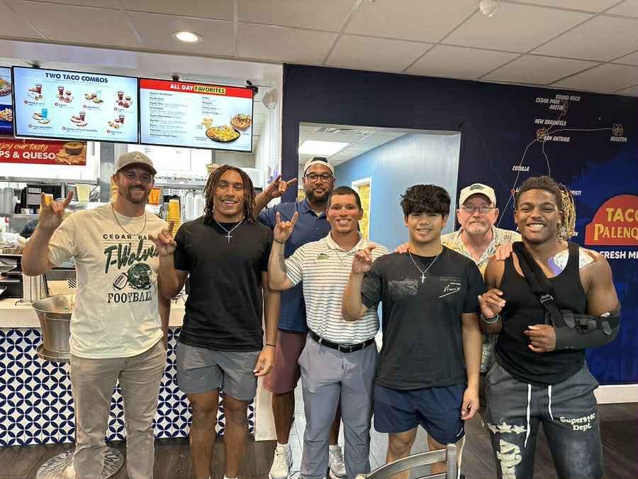 Lucas Viloria (@lucas_c_viloria) on Twitter photo Kicked off an amazing week last week with position dinner on Monday & the Timberwolf Night in America Talk Show featuring RBs on Tuesday. Interviews start around 33 minutes in. Thanks for having us! youtube.com/live/LdO3TpdFi…
#TeamCulture #ClassOf2027 #RBProspect #RecruitMe #RBLife Kicked off an amazing week last week with position dinner on Monday & the Timberwolf Night in America Talk Show featuring RBs on Tuesday. Interviews start around 33 minutes in. Thanks for having us! youtube.com/live/LdO3TpdFi…
#TeamCulture #ClassOf2027 #RBProspect #RecruitMe #RBLife