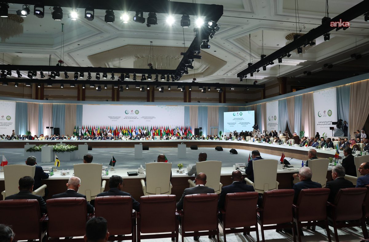 Katar'ın başkenti Doha'da toplanan İslam İşbirliği Teşkilatı (İİT) ve Arap Ligi Olağanüstü Ortak Zirvesi, İsrail'in Katar'a yönelik saldırısını kınadı. Zirve sonunda yayımlanan bildiride, saldırının uluslararası hukukun açık ihlali olduğu vurgulanarak, "Kardeş Katar Devleti ile