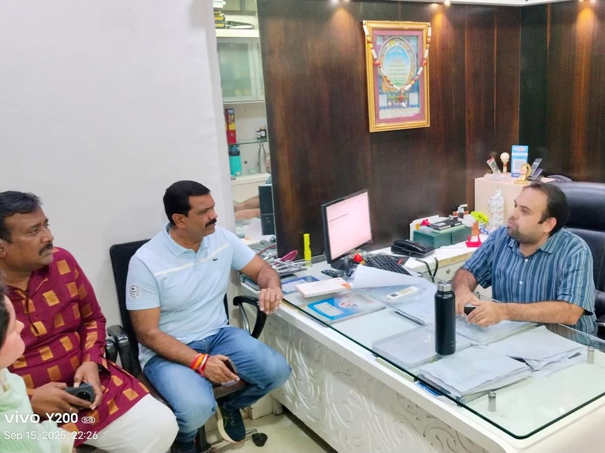 ChintuChoukse's tweet photo. इंदौर ट्रक हादसे में घायलों से मुलाकात की।
कांग्रेस पीड़ित परिवारों के साथ है।

मुख्यमंत्री जी से माँग:
👉 मृतकों को 50 लाख
👉 गंभीर घायल को 25 लाख
👉 सामान्य घायल को 10 लाख
👉 मुफ्त इलाज व जिम्मेदारों पर कार्रवाई

#Indore #ReliefNow https://t.co/GBICZ11vNv