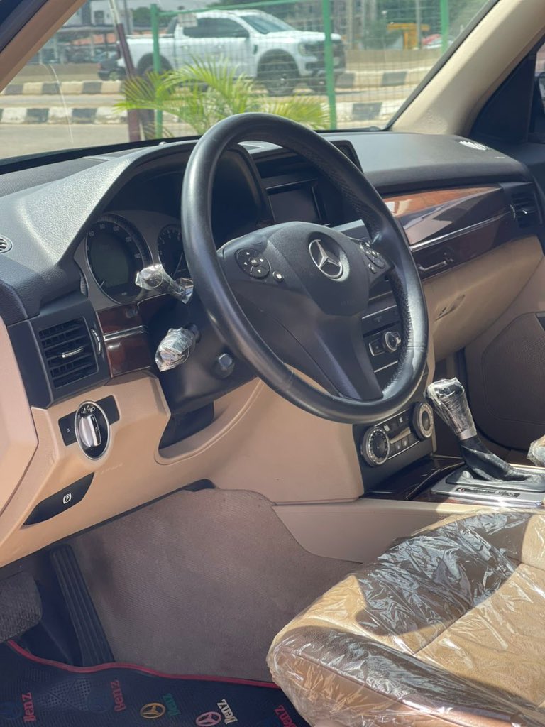 🚨🚨DISTRESS‼️‼️
Mercedes Benz GLK350
2011 Model
Double pano 
Untempered Engine and Gear ⚙️ 
Going for just 10.7m😊