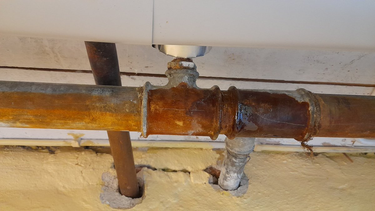 SwedishGamester's tweet image. I sat and watched #TV when my #landlord suddenly came knocking on my door! He said there's a small #WaterLeak down in the #basement! A #BrokenPipe needs to be fixed so a #plumber will come here tomorrow, but a part of the pipe is in my #storage so I have to clear it out! 😓