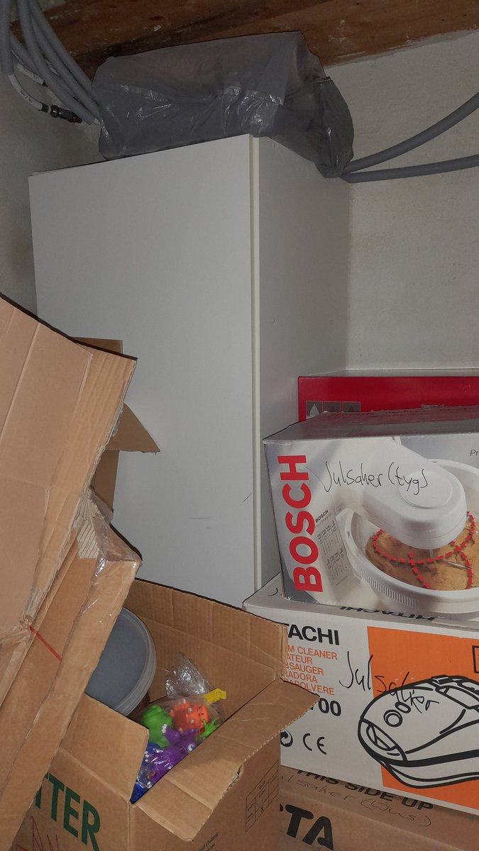 SwedishGamester's tweet image. I sat and watched #TV when my #landlord suddenly came knocking on my door! He said there's a small #WaterLeak down in the #basement! A #BrokenPipe needs to be fixed so a #plumber will come here tomorrow, but a part of the pipe is in my #storage so I have to clear it out! 😓