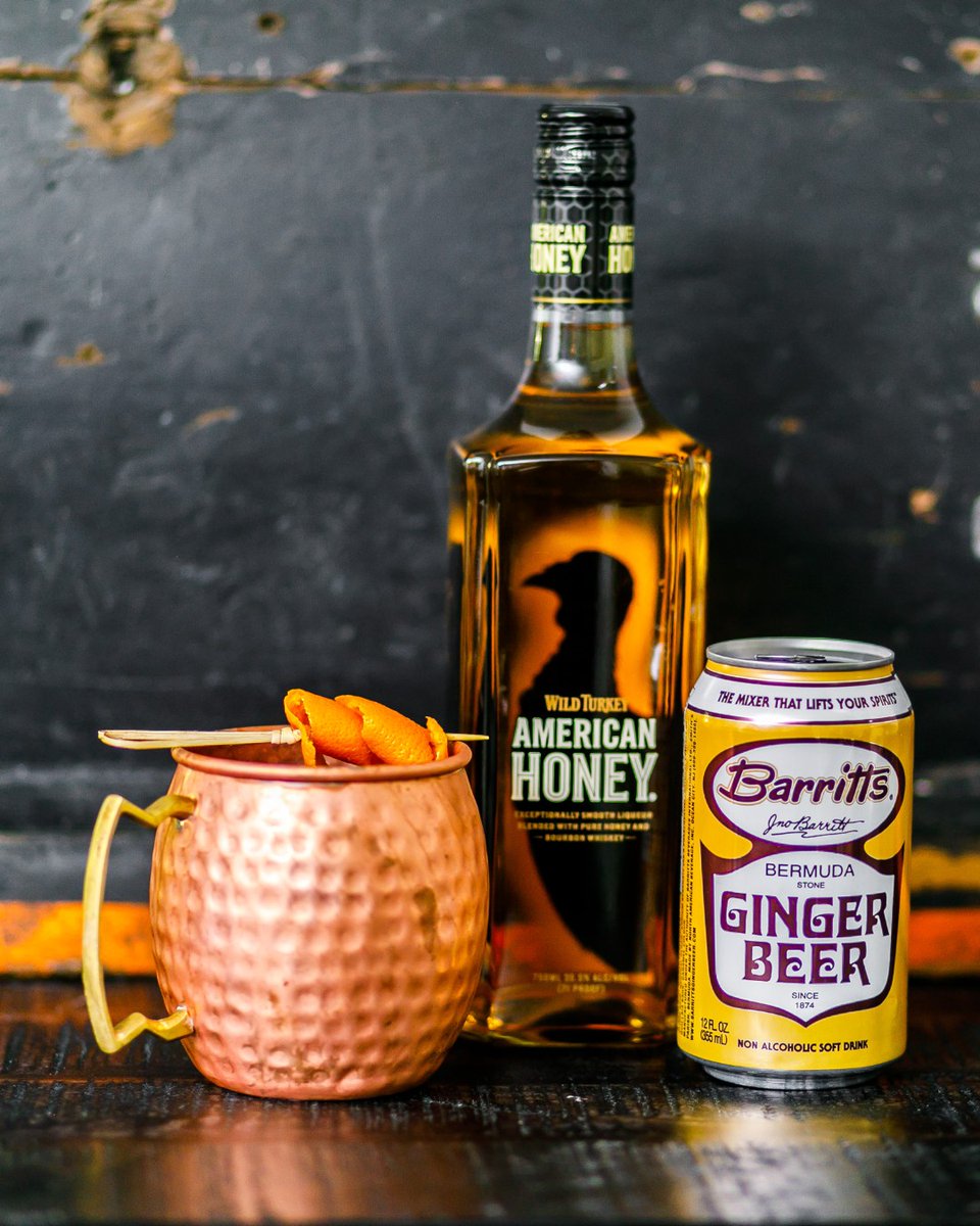 barrittsmixers's tweet photo. Sweet, spicy, and guaranteed to sting (in a good way).

Bourbon Buzz Mule 🥃🍊

4 oz #Barritts Ginger Beer
1.5 oz Wild Turkey American Honey Bourbon Whiskey
Squeeze of Orange

Stock up on our OG #gingerbeer at https://t.co/WpWSLXvsrO.

#bourboncocktail #gingerbeercocktail https://t.co/0RASSSy4xC