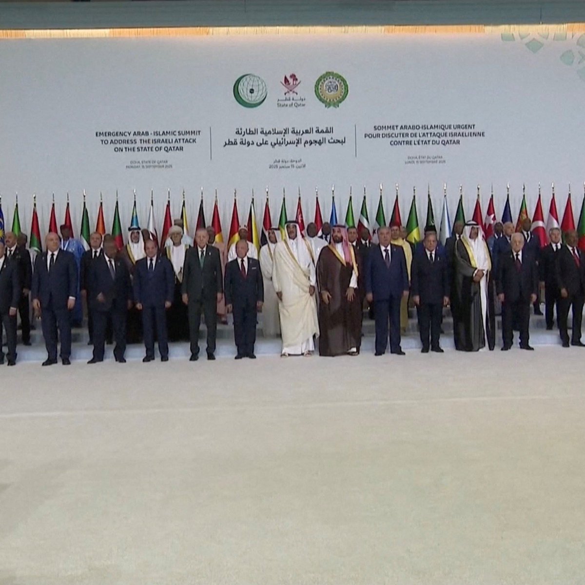 باعتقادي سبب ضعف المسلمين والعرب وذلهم وتشتتهم هو هذه الصورة وما تحملها من تشتت وفرقة ورؤساء وملوك ومصالح شخصية،  والله لو اجتمع العرب والمسلمين خلف رجل واحد وامام واحد لما حصل الي حصل  ، لاكن الغرب شتتهم وفرقهم وزرع الفتنة والخوف فيهم فهذه هي النتيجة…

#القمة_العربية_الإسلامية