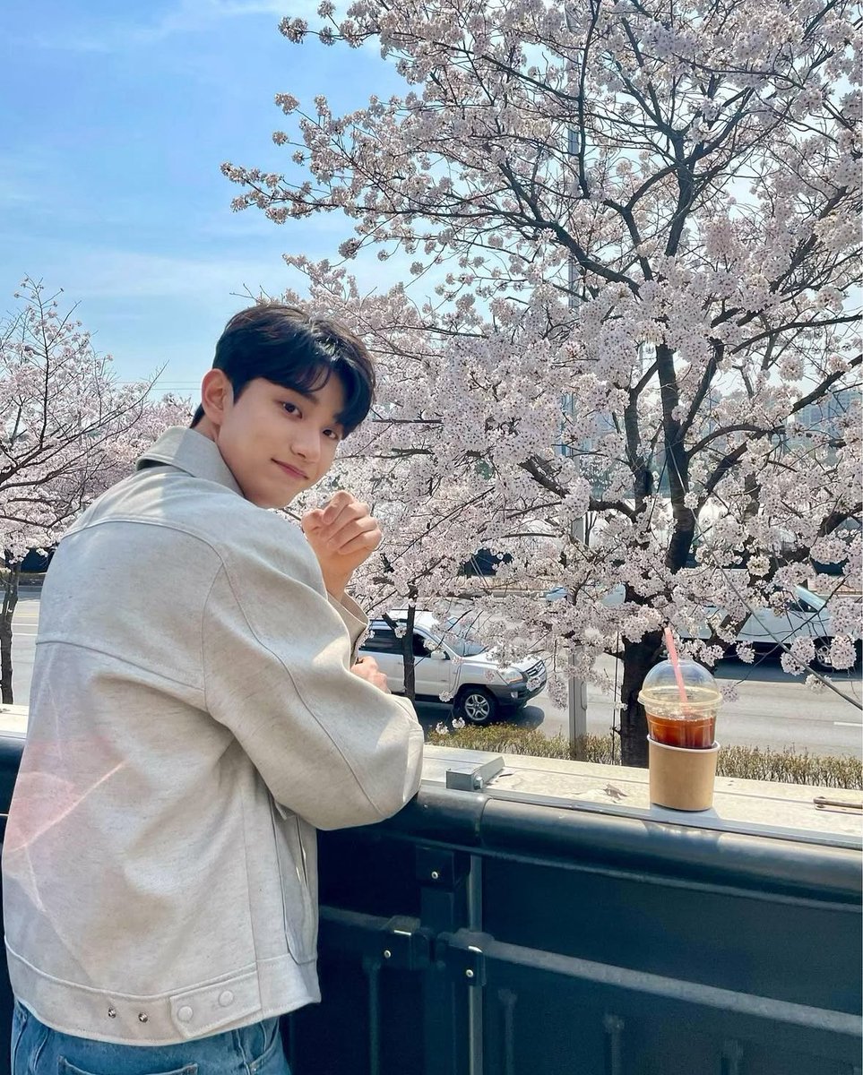 네빠세 보고 바로 반해서 23년 말부터 재원이를 좋아하기 시작했고 킹더랜드 본방을 보며 한번 더 반했고 하이라키 연기가 너무 인상적이고 잘해서 최애필모가 되었고 말뭐말뭐 옥씨도 너무 레전드였고 가오정에서 요망남 막내까지 열심히 해내고 은중과상연으로 붐업되는 재원이를 보니 너무 기쁘다