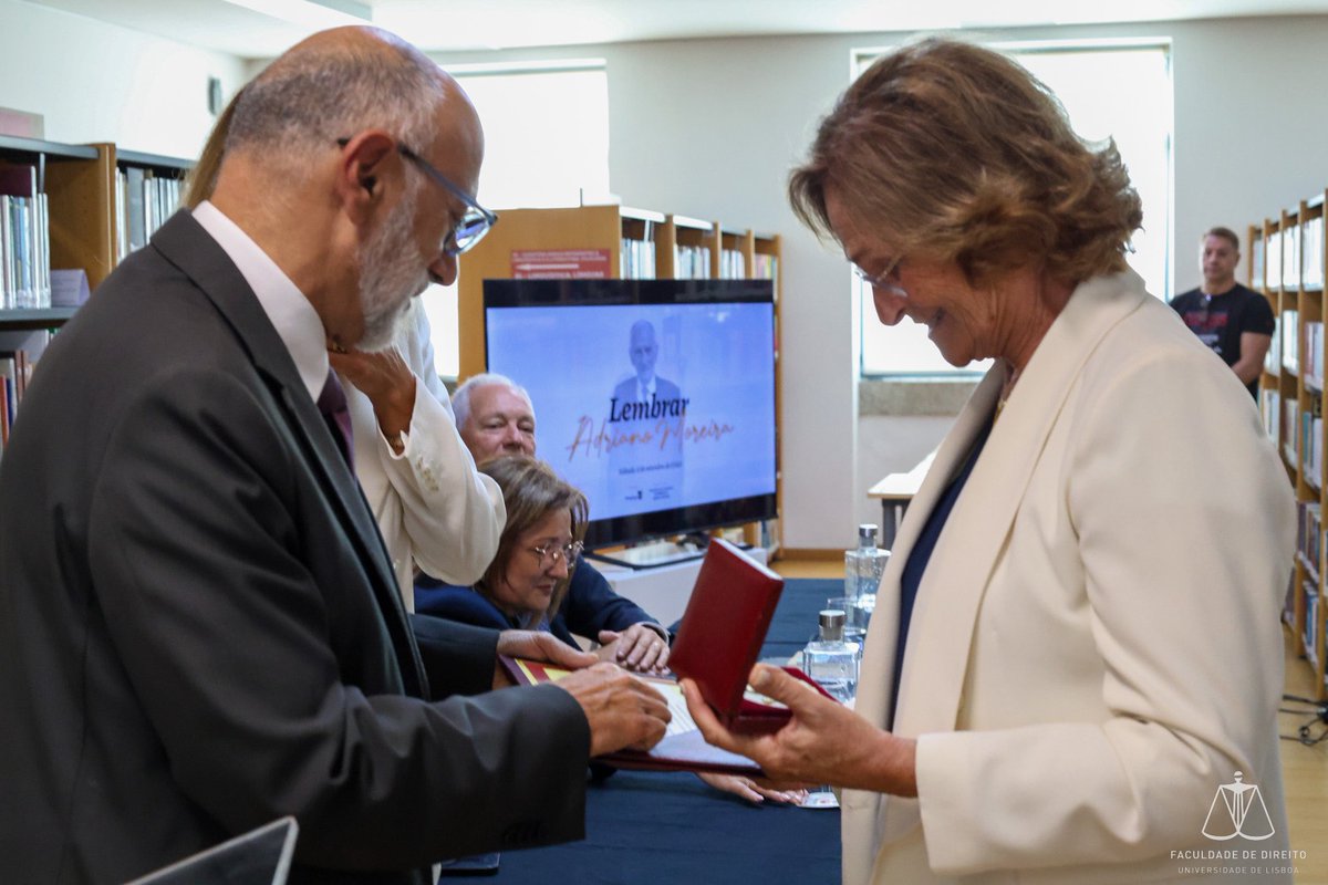 Helder_Semedo's tweet photo. A #FDL prestou homenagem póstuma ao Prof. Adriano Moreira.
Na presença do diretor da #FDUL e coord. do #CNIJ, Prof. Eduardo Vera-Cruz, e da família do homenageado, foi entregue à sua memória a Medalha de Ouro da FDUL, celebrando o legado de um dos maiores mestres da academia. https://t.co/68phAjARah