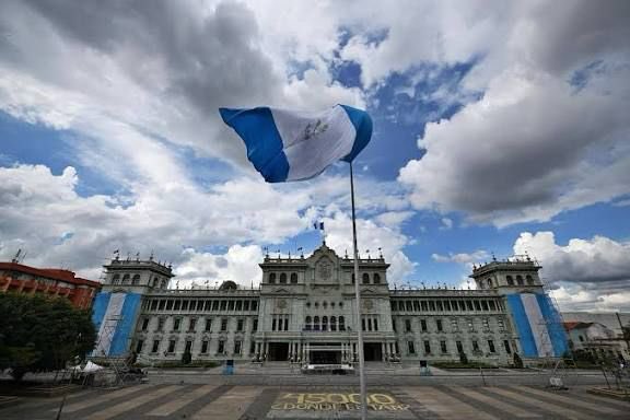 La Embajada del 🇪🇨 en 🇬🇹 extiende un fraternal saludo al pueblo guatemalteco en el 204 aniversario de su Independencia.
Reafirmamos los lazos de amistad, cooperación y hermandad que unen a nuestros países.

¡Feliz Día de la Independencia, Guatemala! 
<a href="/MinexGt/">MINEX Guatemala 🇬🇹</a>