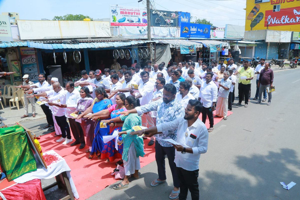 சென்னை கிழக்கு மாவட்டம் அம்பத்தூர் வடக்கு பகுதி சார்பில் தமிழ்நாட்டை தலகுனிய விடமாட்டேன் என்ற போர் முழுக்க உறுதி மொழியை இன்று (15.09.2025) துவங்கி வைத்து உறுதி மொழியை கழக நிர்வாகிகளுடன்  ஏற்கப்பட்டது..