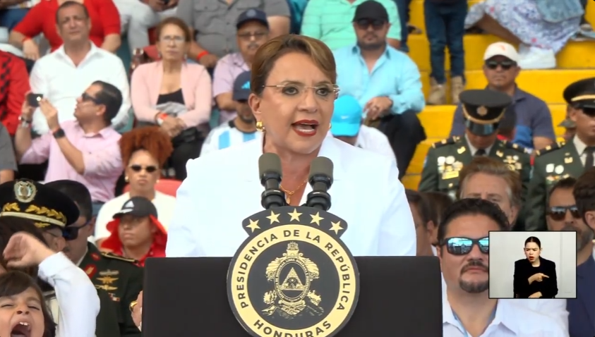 alia_kafati's tweet photo. Usa un 15 de Septiembre, nuestras sagradas fiestas patrias, para hablar de golpes de Estado, resistencia y narco-dictadura,
un discurso lleno de odio y rencor partidario…
Y para rematar, en el Día de la Independencia de Honduras, grita:
 “¡Viva Palestina libre!”
Eso no es solidaridad…
 es una afrenta a nuestra patria en su día más sagrado.
Casi parece un grito de deslealtad a Honduras. 🇭🇳
Mientras nuestros niños marchan con amor patriótico ante la patria,
ella prefiere dividirnos en vez de unirnos como hermanos hondureños. 🇭🇳🫠

Por suerte será la última vez que lo hace…
porque en 76 días, el 30 de noviembre… SE VA. ✌️
