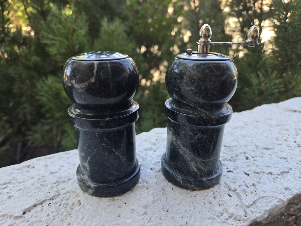 zees_pieces's tweet photo. Polished Green Italian Marble - Salt Shaker & Pepper Mill Heavy Vintage 4”
https://t.co/xvJwIowdgt
#italian #Marble #saltandpepper #saltshaker #peppermill #vintagedecor #vintagekitchen #ebaystore https://t.co/KwmqX5o4Ah