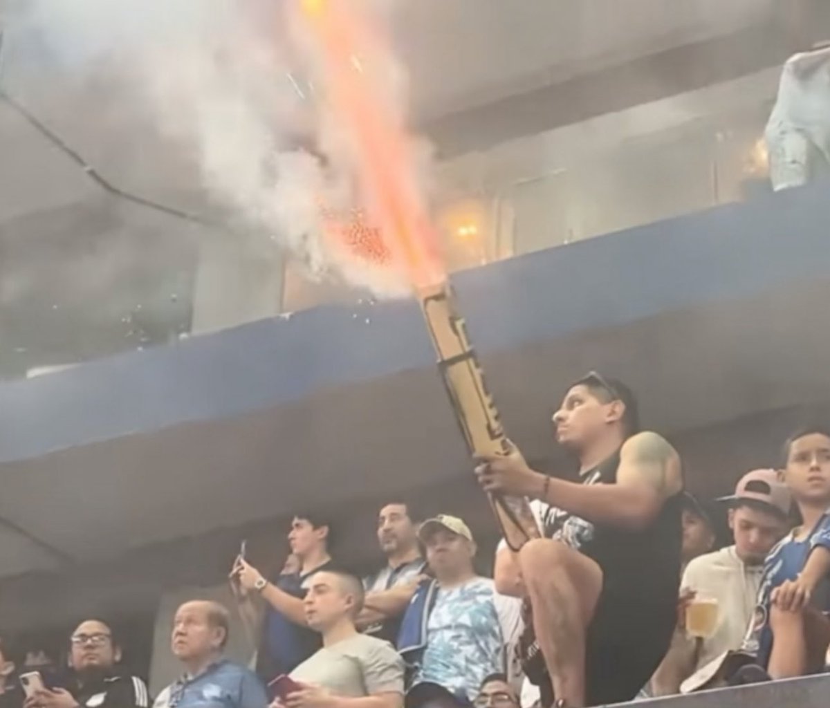 Hace algunos partidos fui al Capwell y m quisieron quitar mis audífonos inalb. para poder entrar
Ayer habían botellas de vidrio, bengalas y una MALDITA BAZUCA!
Esos inadaptados, no deberían entrar al estadio y a ningún otro, NUNCA MÁS!
ELLOS NO QUIEREN AL EQUIPO. <a href="/Jorgeguzman_ofi/">Jorge Guzman</a>