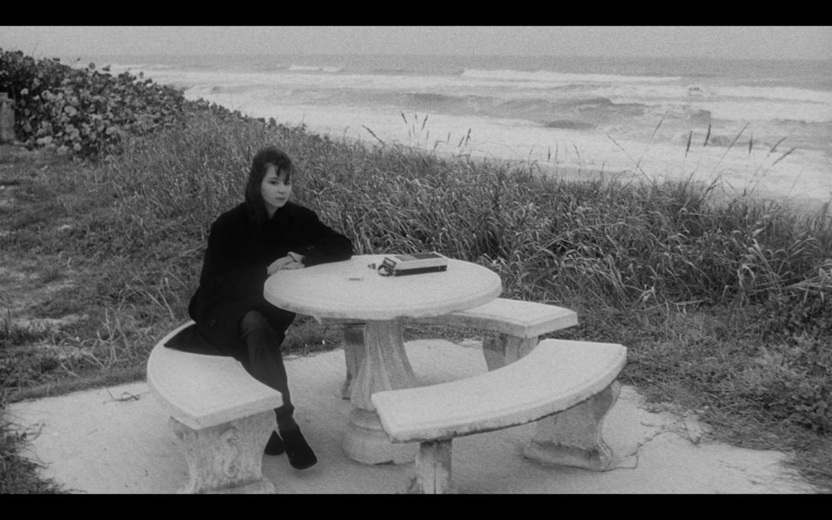 Stranger Than Paradise (1984)

ثاني الأفلام الطويلة للمخرج جيم جارموش والذي أسس فيه بوضوح لأسلوبه الخاص الذي تميّز به في ما تبعه من أفلام، حيث اللقطات الطويلة والشخصيات الهامشية والقصة التي لا تعتمد على الانفعالات الدرامية والأغراض التجارية بقدر ما تهتم بتقديم تجربة خاصة.