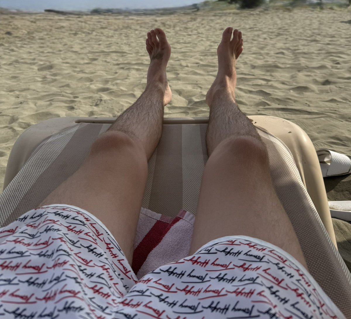 Der Boss ist im wohlverdienten Urlaub 🌴🌊☀️

Wer zahlt den Urlaub für mich?! 💸🤑
Wer macht meine Füße sauber wenn ich wieder zuhause bin?!🤮😈🦶 

Richtig: Du kleiner Idiot!😂

Wer mich in Bayern treffen will, ab in meine DMs!😈