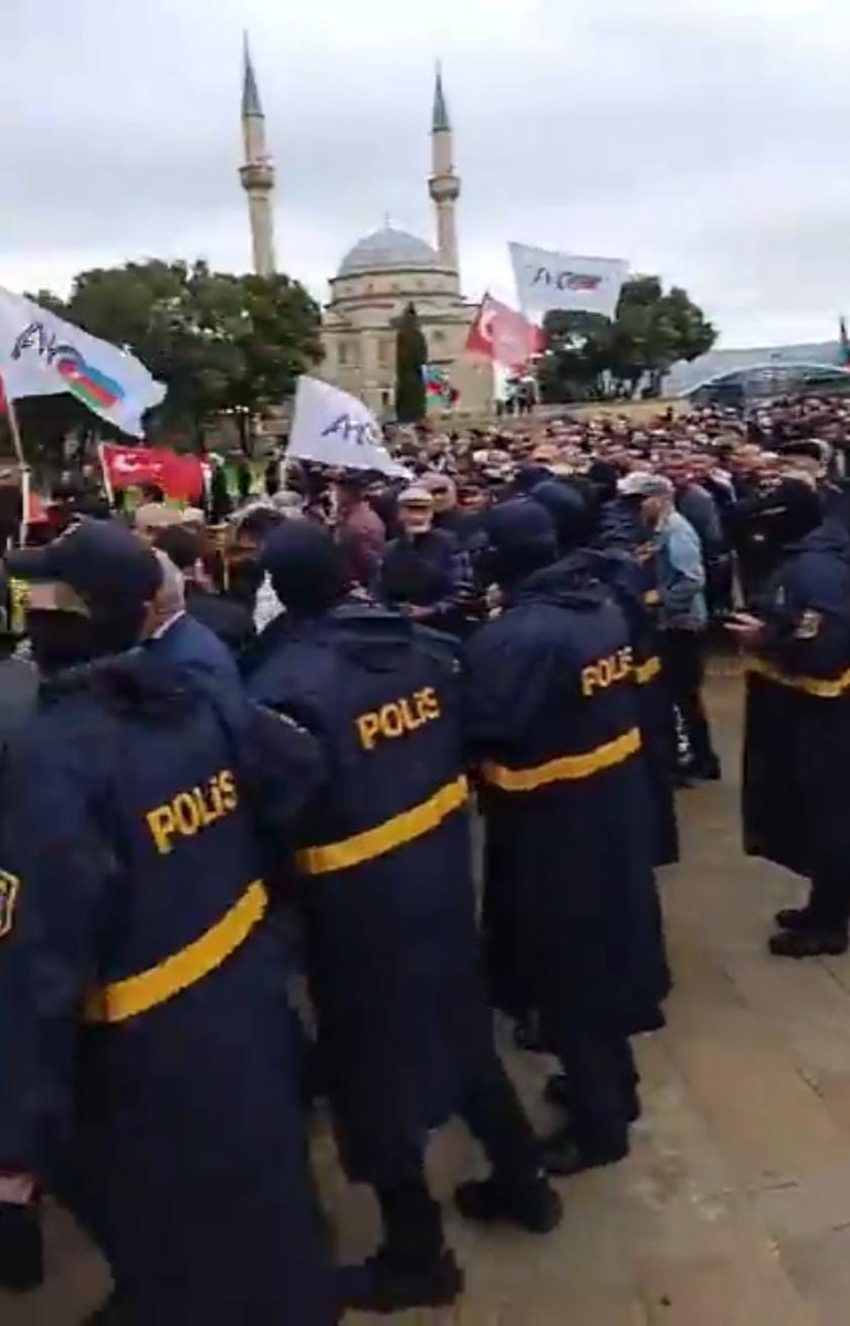 The police regime in Azerbaijan is becoming even harsher. The police intervened to prevent the Azerbaijani Popular Front Party (AXCP) and the National Council from visiting the Martyrs’ Alley.

On May 28, 1918, the state independence and republican system of Azerbaijan were