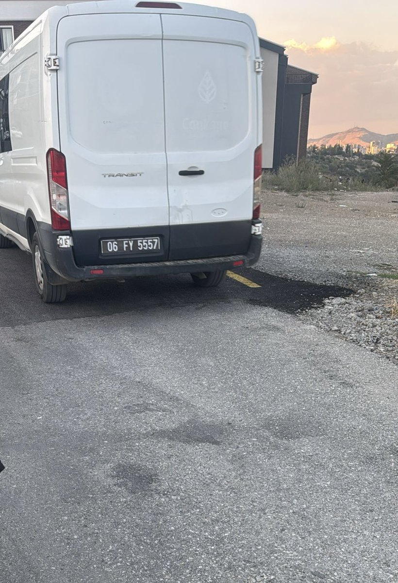 haydarozkan06's tweet photo. Ankara @cankayabelediye Toplama VAHŞETİ!

Çankaya Birlik Mahallesi Doğukent bulvarı 499. Sokakta @cankayabelediye çalışanlarının her iki kovanın içine sıkıştırılan 8 YAVRU KÖPEĞE “DÜŞÜK DOZ ATTIK” diyerek vicdansızca narkotik uyuşturucu iğne atarak topladıkları iddia ediliyor.

Başkan @hcanguner yavrular yaşıyor mu? Yoksa öldü mü?
Bu iddia edilen insanlık adına UTANÇ verici toplama ZULMÜNÜ durdurunuz.

@AnkaraValiligi hayvanlara yaşatılan ZULMÜN, VAHŞETİN, KATLİAMIN durması için, kanuna, vicdana ve insanlığa aykırı olan bu vahşeti işleyenlere ve emri veren bütün sorumlulara gereğini yapmanızı talep ediyoruz.

@herkesicinCHP @eczozgurozel @gokanzeybekCHP @gunaydingokhan @alimahir 
Belediyelerinizin toplama vahşetini, katliamını durdurmanızı talep ediyoruz.

@tcbestepe @RTErdogan @TC_icisleri @AliYerlikaya @TCTarim @ibrahimyumakli @milliparklar @TRombudsman @mustafasenbd @yzyilmaz55 @EmineErdogan @ankaradkmp @tc_cimer @iletisim 
#YaşatacakYasaİstiyoruz