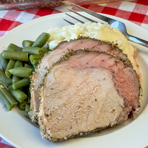 PlowingTL's tweet photo. Tender, juicy and so much easier than most people expect. This pork loin roast is delicious! #ad #utahpork #usapork 

Get the full recipe --> https://t.co/hBNuhG8KxL https://t.co/OePVAS4Knj