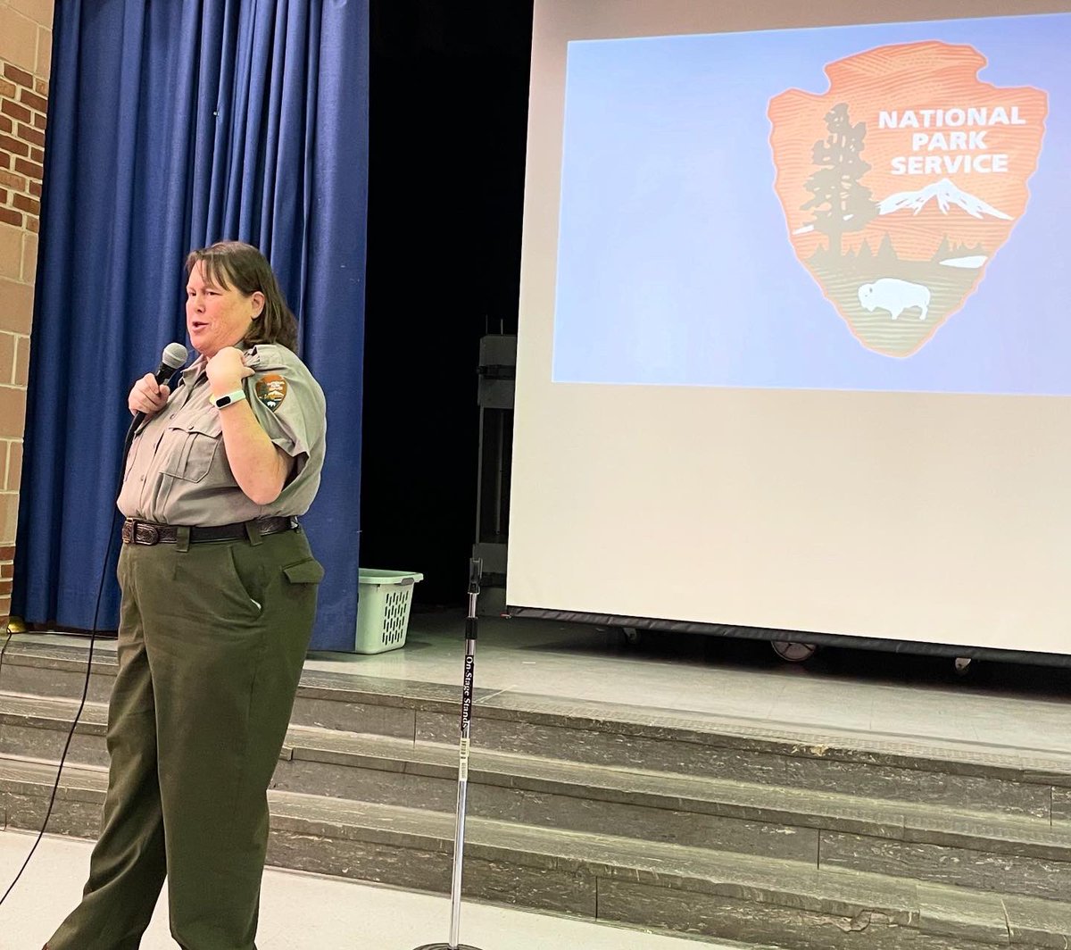 GloriaJCSL's tweet image. Today our 4th grade @HHESHUSKIES got a visit and #FindYourPark passes to explore the @_NatParkService parks for free for a year from Ranger Jen from the @NationalMallNPS #EveryKidOutdoors
@CSconnect_MCPS